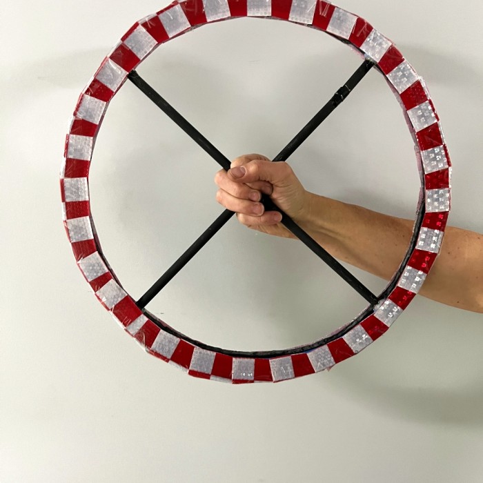 Accessoire de Spectacle : Cercle Réfléchissant avec Ruban Rouge et Blanc - Diamètre de 16 pouces avec Poignée en Croix | Polyvalent et Artistique
