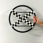 Accessoire de Spectacle : Cercle Réfléchissant avec Ruban Noir et Blanc - Diamètre de 16 pouces | Polyvalent et Artistique