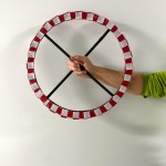 Accessoire de Spectacle : Cercle Réfléchissant avec Ruban Rouge et Blanc - Diamètre de 16 pouces avec Poignée en Croix | Polyvalent et Artistique