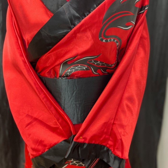 Robe de Geisha en Satin Rouge avec Dessins de Dragon